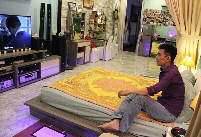 Với hàng trăm vật dụng trong nhà nhưng chỉ cần nhắc đến là Đoan Trường biết ngay vật đó đang ở đâu. "Đó là lý do khiến tôi sống ngăn nắp, gọn gàng. Tôi cầu toàn mọi thứ", anh nói.