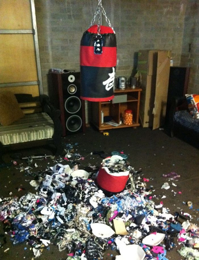 Bảo sao mới đấm máy cái thấy đau tay quá.