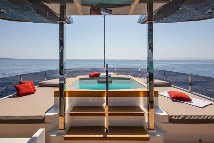 Du thuyền cũng có bồn tắm ngoài trời.