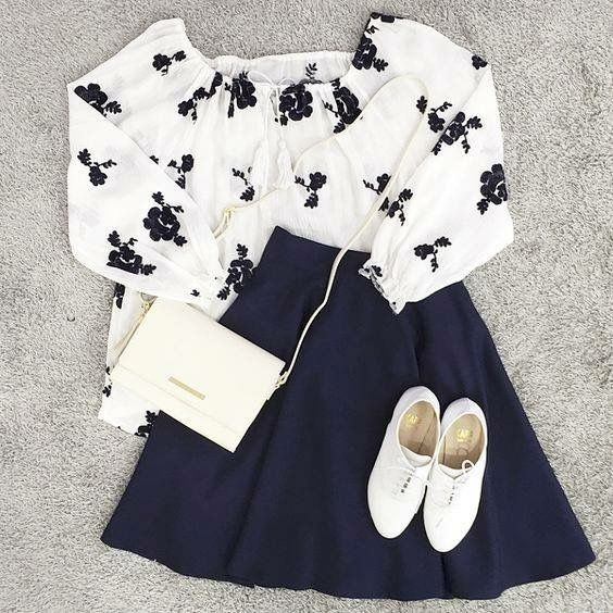 1. Áo trễ vai Một trong những lí do làm nên cuộc “xâm lăng” của áo trễ vai chính là vẻ năng động mà rất đỗi quyến rũ của nó. Nếu phải chọn một kiểu áo kết hợp với chân váy xòe, bạn tuyệt đối không được bỏ qua món đồ thời thượng này. Bởi lẽ, nét dịu dàng yêu kiều của tổng thể trang phục sẽ được nhân đôi. Vì áo trễ vai đa phần đã suông rộng nên bạn cần sơ vin và chọn chân váy có độ xòe vừa phải để trông gọn gàng và tươm tất hơn.