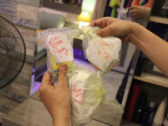 Anh chia rõ ràng các loại thuốc và ghi chú lại để dễ tìm kiếm khi cần sử dụng.