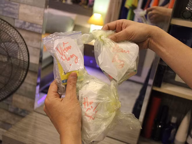 Anh chia rõ ràng các loại thuốc và ghi chú lại để dễ tìm kiếm khi cần sử dụng.