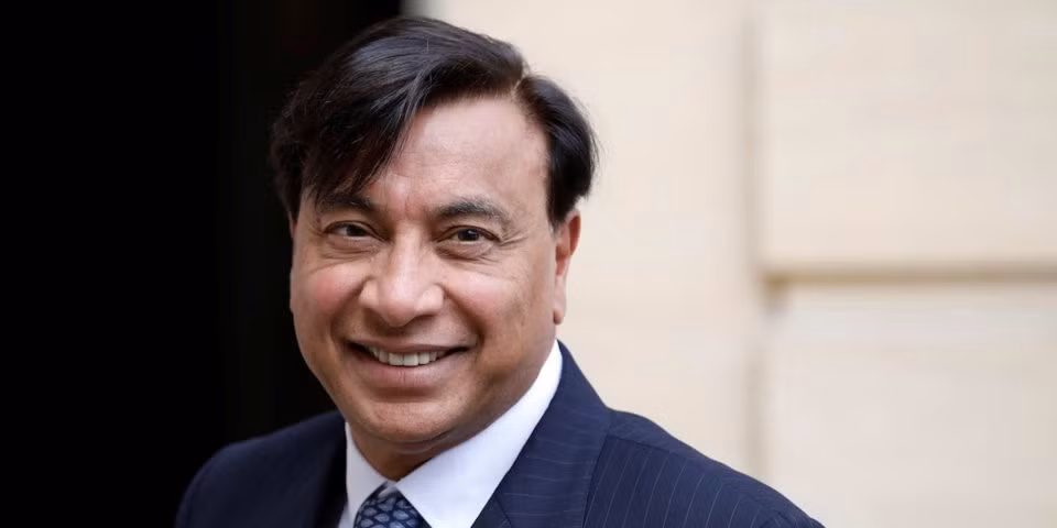 Lakshmi Mittal (Tài sản: 18,5 tỷ USD) Tài phiệt ngành thép Ấn Độ sinh năm 1950 trong một gia đình nghèo. Ông đã gây dựng cơ đồ trong suốt hai thập kỷ với nhiều công ty hoạt động trong ngành thép, xây dựng và viễn thông.
