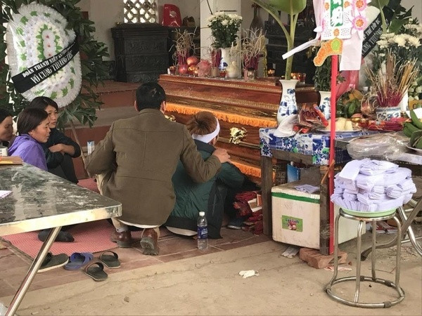 Người chồng sắp cưới của chị D. chết lặng ngồi cạnh linh cữu vợ không rời.