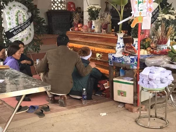 Người chồng sắp cưới của chị D. chết lặng ngồi cạnh linh cữu vợ không rời.