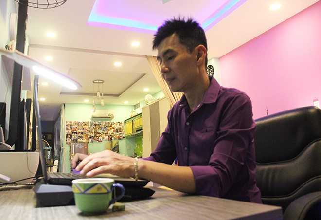 Thông thường, vào mỗi buổi sáng, Đoan Trường giữ thói quen chạy bộ quanh công viên gần nhà. Sau đó, anh đi cà phê, nói chuyện cùng bạn bè. Buổi trưa anh sẽ về nhà ăn uống, xem phim, thư giãn... Buổi tối, nếu có sự kiện anh sẽ đi hát. "Ai cũng hỏi tôi sống 1 mình vậy có buồn không? Tôi chỉ cười và bảo quen rồi. 30 năm làm việc vất vả, 6 giờ sáng đi, 18 giờ tối về nhà. Vì vậy, bây giờ là khoảng thời gian tôi sống chậm lại và cảm nhận", anh tâm sự. Bàn làm việc của Đoan Trường. Nếu như các ca sĩ ngày nay thường dùng Facebook để giao lưu với fan thì Đoan Trường thừa nhận: "Tôi ít lướt web và không nghiện Facebook. Tôi chỉ sử dụng mạng xã hội khi cần thiết, lâu lâu lên nói chuyện cùng bạn bè".