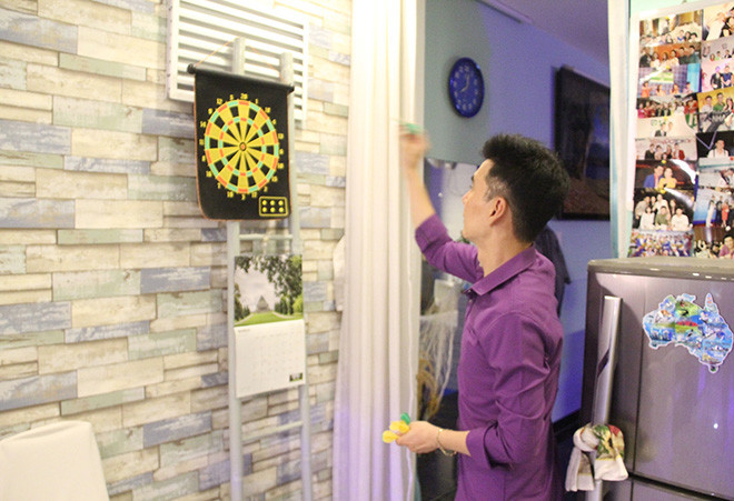 Trước đây, Đoan Trường từng 2 lần kết hôn nhưng đều ly hôn. Theo đó, những người anh kết hôn đều sống ở xa, dần dần tạo khoảng cách khiến tình cảm không còn mặn nồng. "Tất cả đều kết thúc trong êm đẹp, ngày bố tôi mất, 2 người vợ cũ có về chịu tang", Đoan Trường chia sẻ.