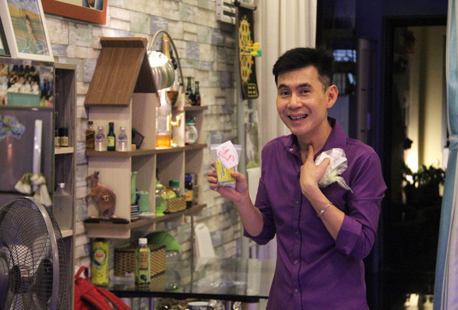 Bộ sưu tập khăn và thắt lưng của Đoan Trường. Nam ca sĩ thừa nhận, anh là người sống giản dị, không đua đòi chơi trội hay khoe hàng hiệu.