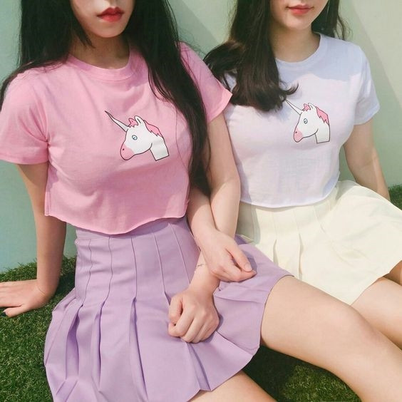 4. Áo crop top Sẽ thật thiếu sót nếu bỏ qua áo crop top trong danh sách những món đồ phối cùng chân váy xòe. Bạn vừa có thể khéo léo khoe vòng eo con kiến nhưng vẫn vô cùng thanh lịch và kín đáo với chân váy dài qua gối. Hơn nữa, vẻ trẻ trung, gợi cảm của áo crop top khiến chiếc chân váy xòe quen thuộc của bạn mới mẻ và thú vị hơn so với khi diện cùng áo sơ mi cổ điển.