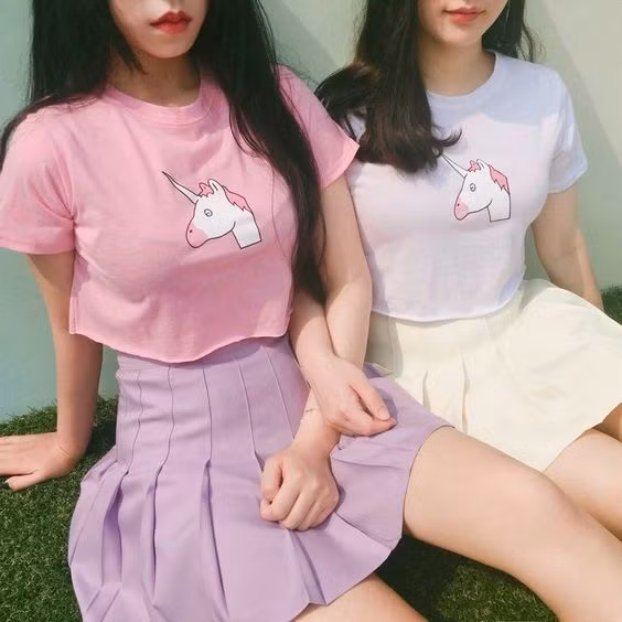 4. Áo crop top Sẽ thật thiếu sót nếu bỏ qua áo crop top trong danh sách những món đồ phối cùng chân váy xòe. Bạn vừa có thể khéo léo khoe vòng eo con kiến nhưng vẫn vô cùng thanh lịch và kín đáo với chân váy dài qua gối. Hơn nữa, vẻ trẻ trung, gợi cảm của áo crop top khiến chiếc chân váy xòe quen thuộc của bạn mới mẻ và thú vị hơn so với khi diện cùng áo sơ mi cổ điển.