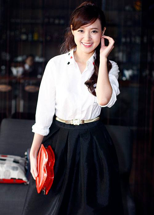 2. Áo sơ mi Với chân váy xòe, áo sơ mi dường như là trang phục kết hợp ăn ý và đơn giản nhất. Bởi vậy lựa chọn hoàn hảo đâu tiền của nàng là mix váy này cùng áo sơ mi các kiểu sao cho phù hợp với môi trường cũng như hài hòa giữa 2 trang phục. Không chỉ phải mix đồ với áo thật đẹp, các nàng cũng nên lựa chọn cho mình phụ kiện đi kèm độc đáo và đẹp mắt. Thường với chân váy xòe, các nàng nên kết hợp cùng giày cao gót, giày bánh mì hoặc giày thể thao trẻ trung.