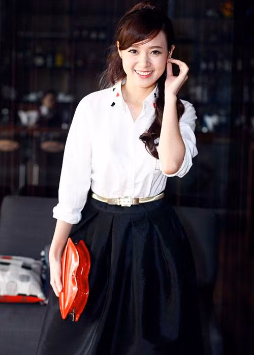 2. Áo sơ mi Với chân váy xòe, áo sơ mi dường như là trang phục kết hợp ăn ý và đơn giản nhất. Bởi vậy lựa chọn hoàn hảo đâu tiền của nàng là mix váy này cùng áo sơ mi các kiểu sao cho phù hợp với môi trường cũng như hài hòa giữa 2 trang phục. Không chỉ phải mix đồ với áo thật đẹp, các nàng cũng nên lựa chọn cho mình phụ kiện đi kèm độc đáo và đẹp mắt. Thường với chân váy xòe, các nàng nên kết hợp cùng giày cao gót, giày bánh mì hoặc giày thể thao trẻ trung.