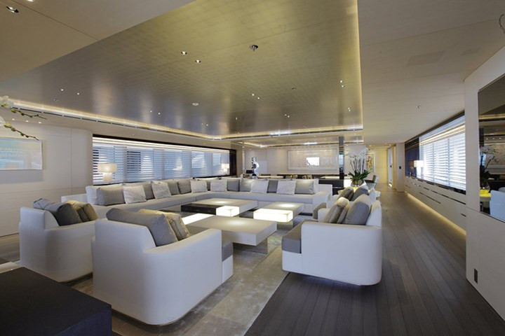 Chiếc du thuyền có một sảnh chính rộng rãi, hiện đại và bảy khoang hành khách dành cho 16 người.