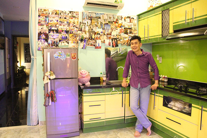 Hơn 10 năm trước, ca sĩ Đoan Trường từng được mệnh danh là một trong “Tứ đại thiên vương” cùng với Lam Trường, Đan Trường và Vân Trường. Trước sự biến đổi của thị trường âm nhạc, thay vì đầu tư làm mới bản thân, Đoan Trường tạm ngưng hoạt động nghệ thuật, vào làm việc cho các công ty tập đoàn nước ngoài. Hiện nam ca sĩ sống độc thân tại nhà riêng toạ lạc ở mặt tiền đường Trương Định, quận 3, TP. HCM. Nam ca sĩ Đoan Trường tiết lộ, ngôi nhà có giá thị trường khoảng 2.000 cây vàng, tương đương 70 tỷ đồng. Với 5 tầng, anh dành 3 tầng dưới để cho thuê, còn 2 tầng trên anh sinh sống.