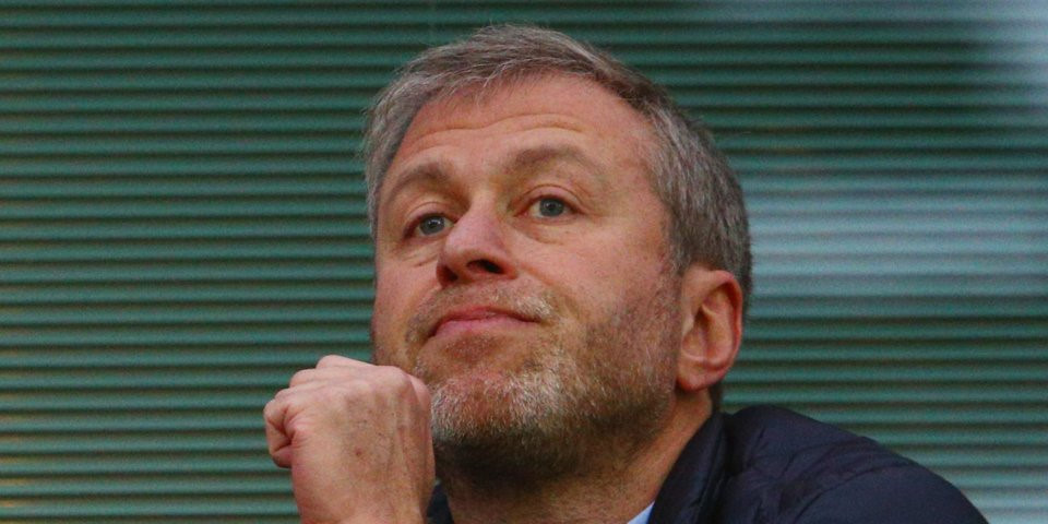 Roman Abramovich (Tài sản: 11,5 tỷ USD) Roman Abramovich sinh ra trong gia đình nghèo khổ tại miền nam nước Nga. Ông mồ côi khi mới lên 2 và được nuôi nấng bởi một người bác. Khi là sinh viên tại Moscow Auto Transport Institute năm 1987, ông đã thành lập công ty sản xuất đồ chơi nhựa, nền tảng giúp ông xây dựng một đế chế dầu mỏ khổng lồ của nước Nga.