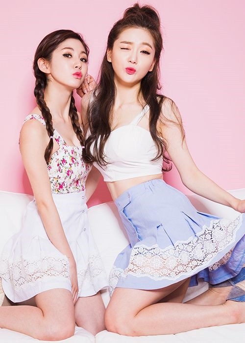 6. Áo hai dây Một điểm chung giữa các món đồ phối cùng chân váy xòe chính là độ suông rộng vừa phải, để tổng thể trang phục không quá rườm rà mà vẫn giữ được nét thanh lịch cần có. Vậy nên, áo hai dây với thiết kế đơn giản và phom dáng ôm vừa phải là một gợi ý hoàn hảo cho mọi cô nàng sành điệu.