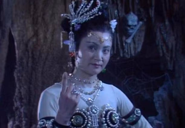 Nghệ sĩ Dương Xuân Hà trong vai Bạch Cốt Tinh.