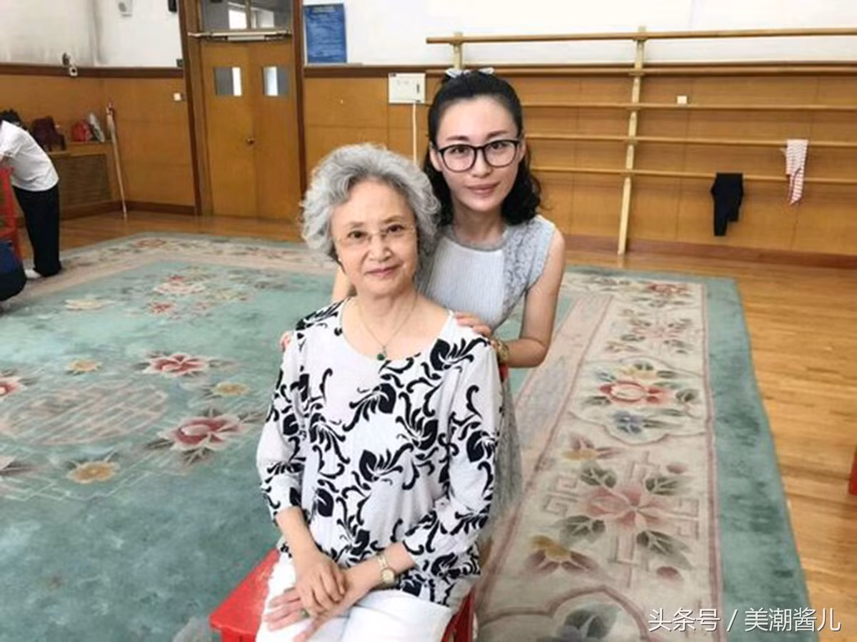 Dương Xuân Hà sống hạnh phúc bên con cháu.