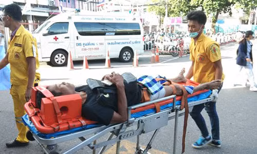 Siripan được đưa tới bệnh viện nhưng bác sĩ không thể ghép lại "của quý" cho anh ta.