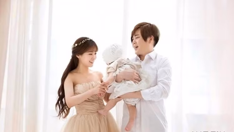 Soyul (thành viên cũ của Crayon Pop) and Moon Hee Jun (thành viên cũ của H.O.T) Gia đình họ Moon chào đón con gái đầu lòng vào năm 2017. Công chúng vô cùng tò mò về thiên thần bé nhỏ này nhưng bố mẹ quá cẩn trọng, không hề tung ra một bức hình nào cả. Cho tới vài tháng trước, 2 vợ chồng mới chịu đăng lên mạng xã hội tấm ảnh gia đình hạnh phúc.