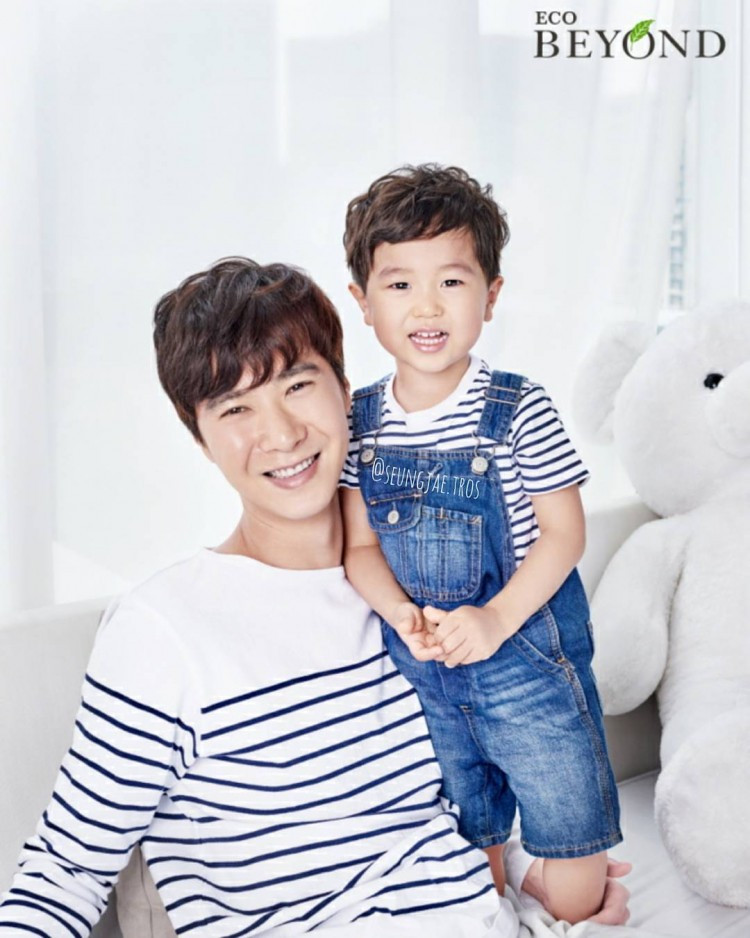 Ko Ji Yong (SECHSKIES) Tuy Ji Yong không tham gia các hoạt động âm nhạc của SECHSKIES nữa, các fan vẫn có thể gặp anh và cậu con trai Sungjae qua chương trình The Return of Superman!