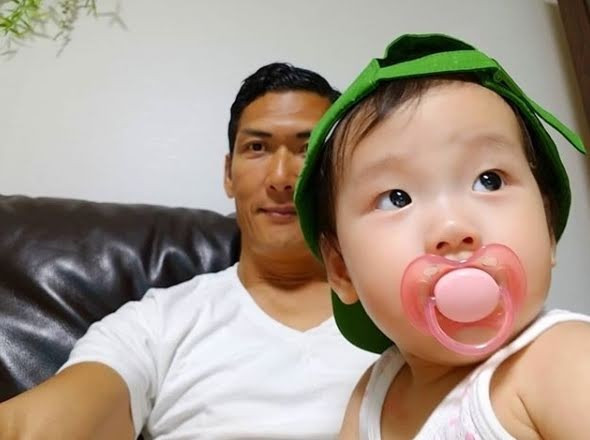 Park Joon Hyung (g.o.d) Vợ của Joon Hyung không phải là người nổi tiếng, họ cưới nhau vào năm 2016. Ngày con gái đầu lòng ra đời, anh rất hào hứng khoe lên instagram: “Công chúa đến rồi đây, con bé rất khỏe mạnh, giờ tôi thành papa Joon rồi”. Và từ đó trở đi, instagram của Joon Hyung chỉ toàn hình ảnh của tiểu công chúa.