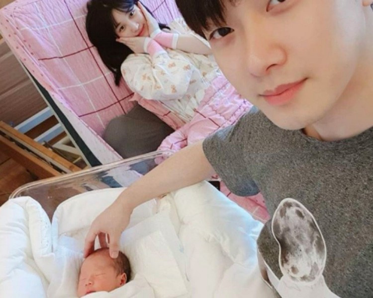 Minhwan (FTISLAND) and Yulhee (thành viên cũ của Laboum) Tin đính hôn và kết hôn của Minhwan và Yulhee không khác gì sét đánh ngang tai. Không ai có thể tin 2 idol trẻ măng lại có thể mạnh dạn dẹp sự nghiệp sang một bên để lập gia đình thế này. Bất ngờ hơn nữa, họ chào đón con trai đầu lòng vào tháng 5 trong sự bàng hoàng của công chúng.