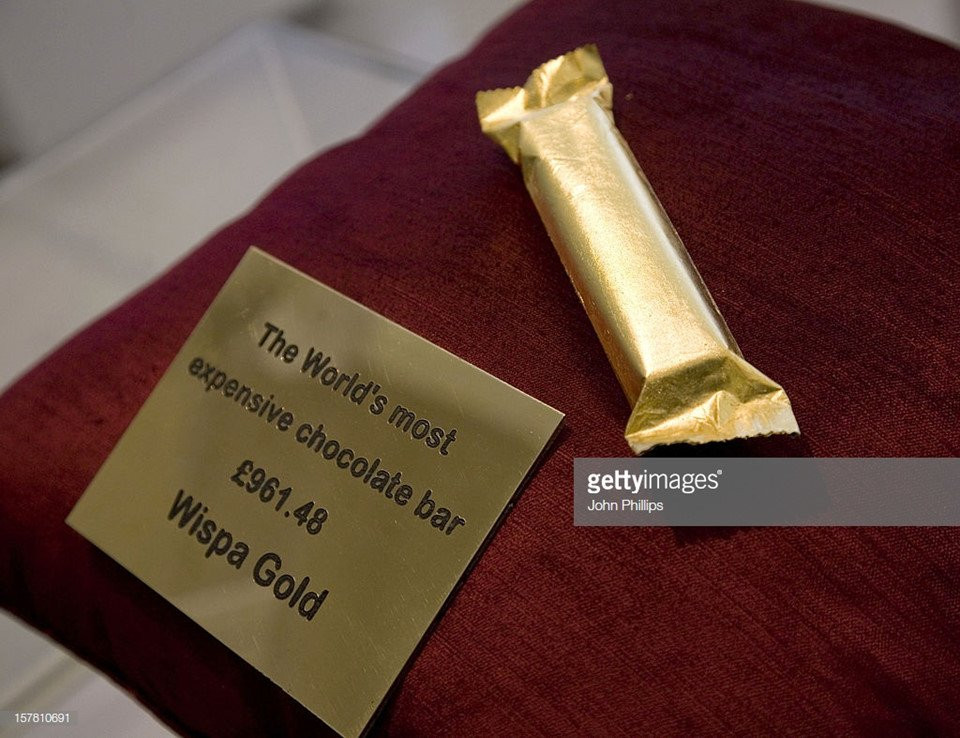 Một thanh Wispa phủ kín bởi lá vàng đã được bày bán tại cửa hàng trang sức nổi tiếng bậc nhất London. Mức giá đắt đỏ của thanh chocolate khiến nhiều người phải ngỡ ngàng. Ảnh: Getty.