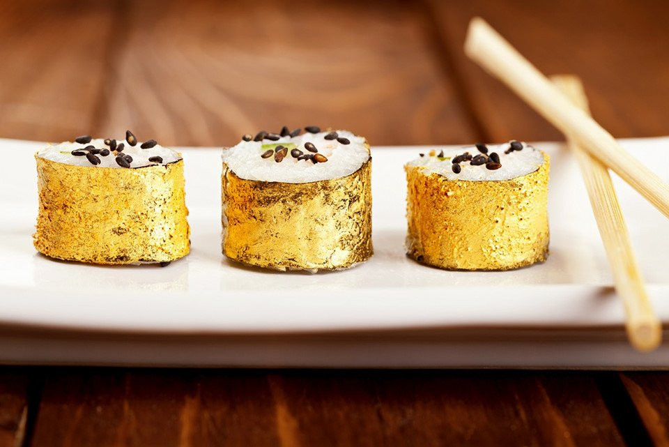 Món sushi vàng của Angelito Araneta Jr. được làm từ gạo Nhật, cá hồi hồng Na Uy, gan ngỗng, cua, dưa leo biển... kết thúc bằng lớp lá vàng bọc bên ngoài cùng ngọc trai và kim cương Palawan trang trí phía trên. Guiness đã công nhận đây là món sushi đắt tiền nhất từ trước đến nay. Ảnh: Bravotv.