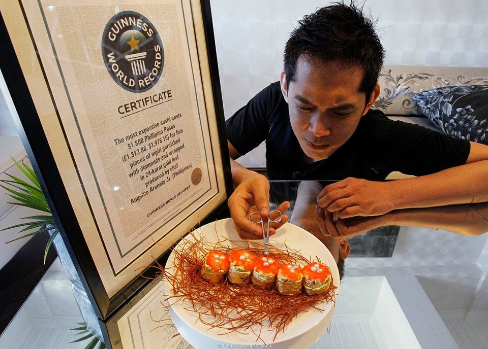 3. The Guinness Sushi - 1.800 USD/phần: Sushi là phần không thể thiếu trong nền ẩm thực của Nhật Bản. Tuy nhiên, một đầu bếp của Philippines đã quyết định nâng cấp món ăn này lên bằng việc thêm các lá vàng có thể ăn được vào. Ảnh: @newsit.