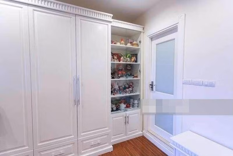 Hiện Mai Phương Thúy đang làm việc tại TP Hồ Chí Minh. Tại đây, Mai Phương Thúy có 1 căn hộ sang trọng ở trung tâm quận 1. Tuy nhiên, cô cho biết dù có ở những nơi sang trọng đến đâu nhưng việc được quay trở về nhà có bố mẹ, người thân là điều hạnh phúc và cô luôn mong muốn. Hiện tại, ngôi nhà chính của cô nằm ở đường Trần Duy Hưng- Hà Nội. Đây là địa điểm thuận tiện của thủ đô và quan trọng nhất đó là nơi có gia đình và người thân xum vầy. Ngoài căn hộ sống cùng mẹ và em gái rộng khoảng 100m2 tại Hà Nội, hoa hậu Mai Phương Thúy còn sở hữu một căn hộ sang chảnh tại Hong Kong.