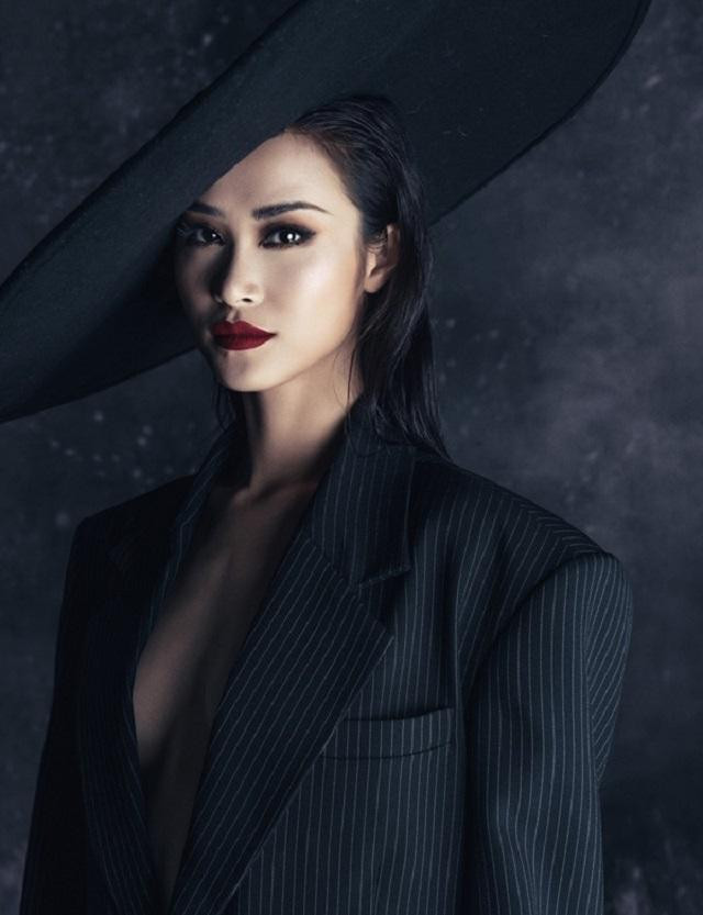 Đông Nhi khiến fan hâm mộ "lác mắt" trước tạo hình cực táo bạo. Với hình ảnh này, Đông Nhi được cho là có màn "lột xác" đầy táo bạo trong sự nghiệp 10 năm ca hát. Tuy nhiên vòng 1 có phần khiêm tốn lại là điểm kém hoàn hảo của nữ ca sĩ.