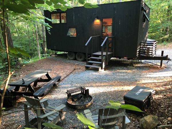 Nhà tí hon có rất nhiều lợi ích – chúng thân thiện với môi trường, bạn có thể tiết kiệm tiền và di chuyển mọi nơi.