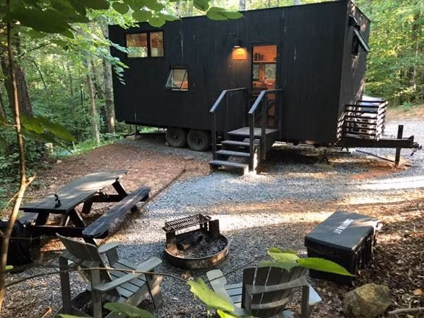 Nhà tí hon có rất nhiều lợi ích – chúng thân thiện với môi trường, bạn có thể tiết kiệm tiền và di chuyển mọi nơi.