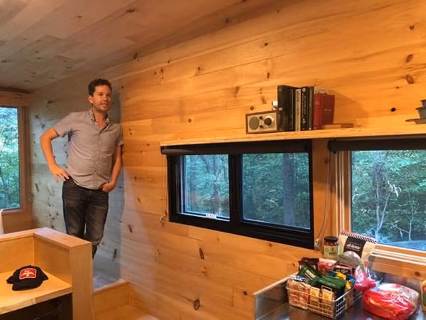 Nhưng nhà tí hon thường có khá nhiều vấn đề. Theo hai blogger từng sống theo lối tối giản này, chỉ trong 2 tuần họ gặp phải tình trạng điều hòa, phòng tắm rỉ nước và quạt nhà vệ sinh hỏng.