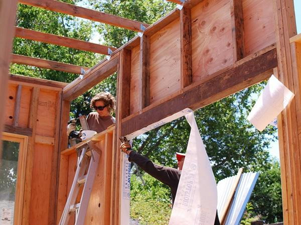 Mặc dù được mang nhà đi mọi nơi rất tuyệt vời, luật quy hoạch có thể gây khó dễ. Theo công ty Thrillist, sống trong những căn nhà này có thể coi là bất hợp pháp, kể cả bạn mua đất và xây nhà trên đó.