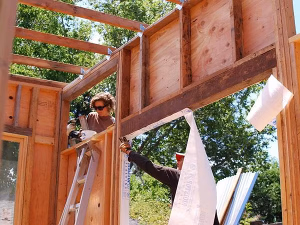 Mặc dù được mang nhà đi mọi nơi rất tuyệt vời, luật quy hoạch có thể gây khó dễ. Theo công ty Thrillist, sống trong những căn nhà này có thể coi là bất hợp pháp, kể cả bạn mua đất và xây nhà trên đó.