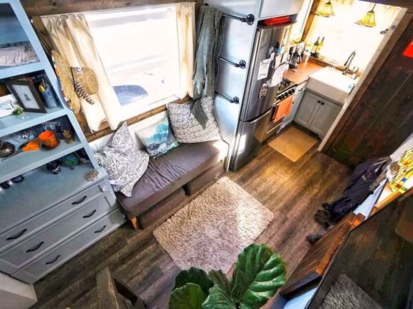 Trong vòng 90 ngày, họ đã bỏ đi đa số đồ đạc và cắt giảm những đồ dư thừa. Họ nói: “Làm điều này không khó chút nào, vì chúng tôi cũng không sử dụng đến 75% diện tích nhà cũ của mình”.