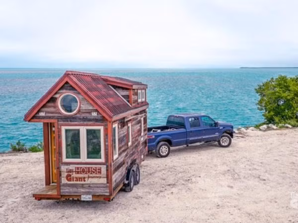 Tuy nhiên, sống trong nhà tí hon cũng mang lại nhiều lợi ích. Cô nói: “Nhà tí hon giúp tôi tự do tài chính, di chuyển dễ dàng và làm chủ căn nhà mà không lâm vào cảnh nợ nần”.