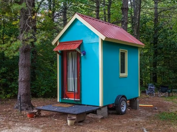 Gene Tempest, một người sống trong nhà tí hon, viết trên tờ Thời báo New York: “Tôi thấy nhà này chỉ nhỏ chứ không đẹp chút nào. Tôi sống trong những căn nhà này không phải vì thiết kế, mà bởi vì đó là số tiền tôi có thể chi trả được”.