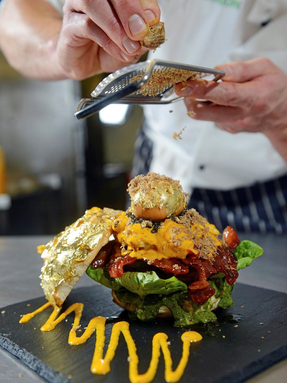 Phần nhân bánh được làm từ thịt bò Kobe thượng hạng cùng phô mai Gruyere nhập khẩu, muối đá từ Himalaya, ăn kèm trứng cá muối, gan ngỗng và cả tôm hùm. Lá vàng được sử dụng để phủ bên ngoài vỏ bánh, tạo nên lớp vỏ sang chảnh tuyệt đối. Ảnh: Time.