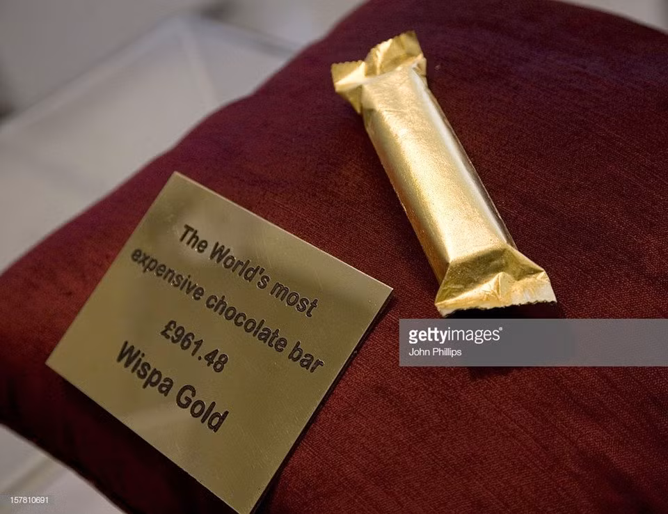 Một thanh Wispa phủ kín bởi lá vàng đã được bày bán tại cửa hàng trang sức nổi tiếng bậc nhất London. Mức giá đắt đỏ của thanh chocolate khiến nhiều người phải ngỡ ngàng. Ảnh: Getty.