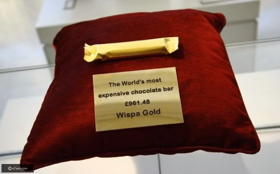4. Cadbury Wispa Gold Chocolate Bar - 1.600 USD/thanh: Những thanh chocolate Wispa Gold của Cadbury đã bị ngừng sản xuất vào năm 2003 - sau gần 20 năm ra mắt thị trường, nhưng để không phụ lòng những thực khách mến mộ, hãng đã quyết định sản xuất phiên bản đặc biệt trị giá 961,48 bảng Anh (tương đương 1.600 USD)/thanh. Ảnh: E7awi.com.