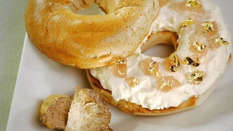 5. The Thousand Dollar Bagel - 1.000 USD: Vào năm 2007, đầu bếp Frank Tujague của khách sạn Westin đã biến chiếc bánh Bagel (bánh mì vòng) bình thường thành phiên bản cao cấp hơn gấp nhiều lần. Ảnh: Westinnewyork.