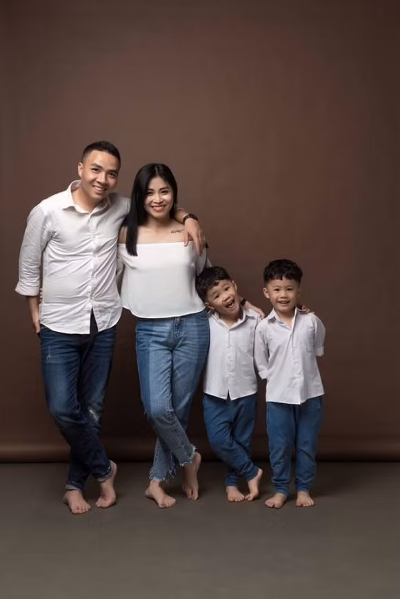 Hiện tại, Nguyễn Hoàng Linh hạnh phúc bên chồng sắp cưới và các con.