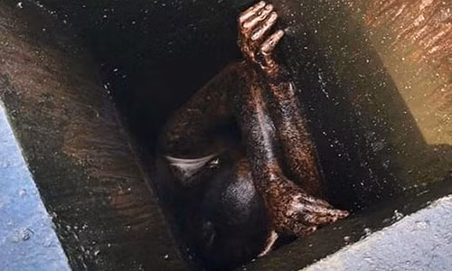 Giai cuu thanh nien 29 tuoi mac ket 2 ngay o ong thong gio