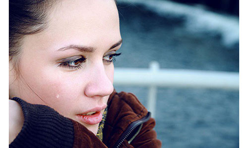 Em chong be con cho chi dau chay tron trong dem tan hon