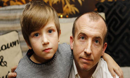 Giao vien su dung bao luc chi vi hoc sinh di giay ban toi lop