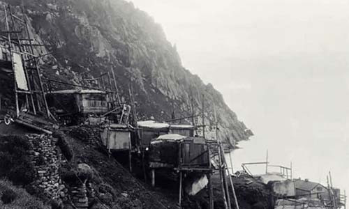 Sự mất tích của ngôi làng 2.000 người cho đến nay vẫn là một bí ẩn. (Ảnh: Mysterious Facts)