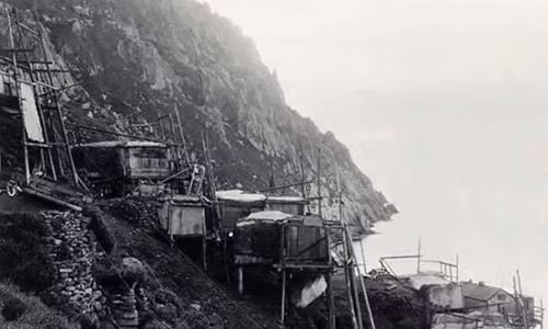 Sự mất tích của ngôi làng 2.000 người cho đến nay vẫn là một bí ẩn. (Ảnh: Mysterious Facts)